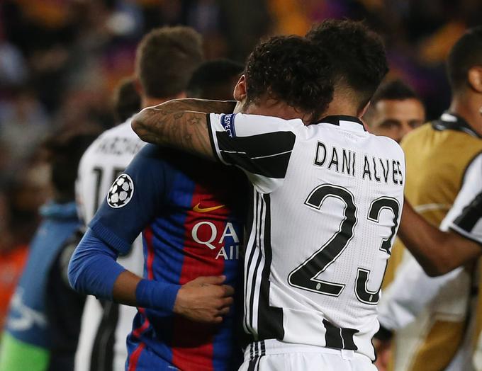 Po polfinalu je moral tolažiti nekdanje soigralce pri Barceloni.  | Foto: Reuters