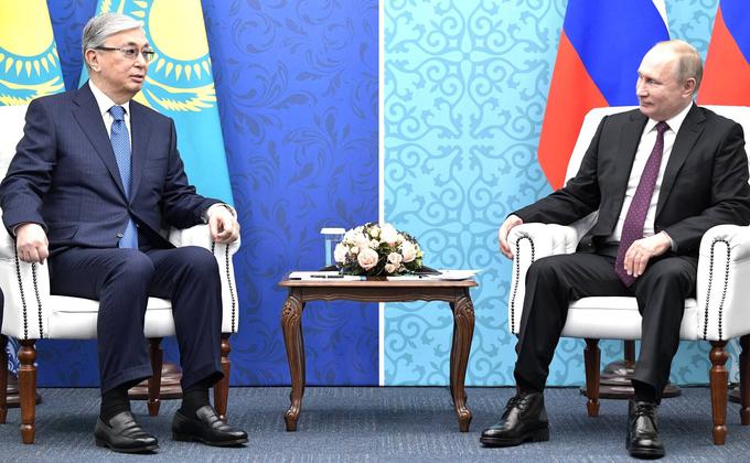 Kazahstanski predsednik Kasim-Žomart Tokajev (levo) je zadušil proteste tudi s pomočjo ruskega predsednika Vladimirja Putina. Z nafto in uranom bogati Kazahstan, v katerem večino prebivalcev predstavljajo muslimanski in turško govoreči Kazahi, je sosed Rusije in njen tesen zaveznik. Kazahstan tako ni samo član vojaškega zavezništva CSTO, ampak poleg Rusije in Belorusije tudi ustanovni član Evrazijske ekonomske unije (EEU). Članici EEU sta še Kirgizija in Armenija, opazovalke pa Kuba, Moldavija in Uzbekistan. | Foto: Guliverimage/Vladimir Fedorenko