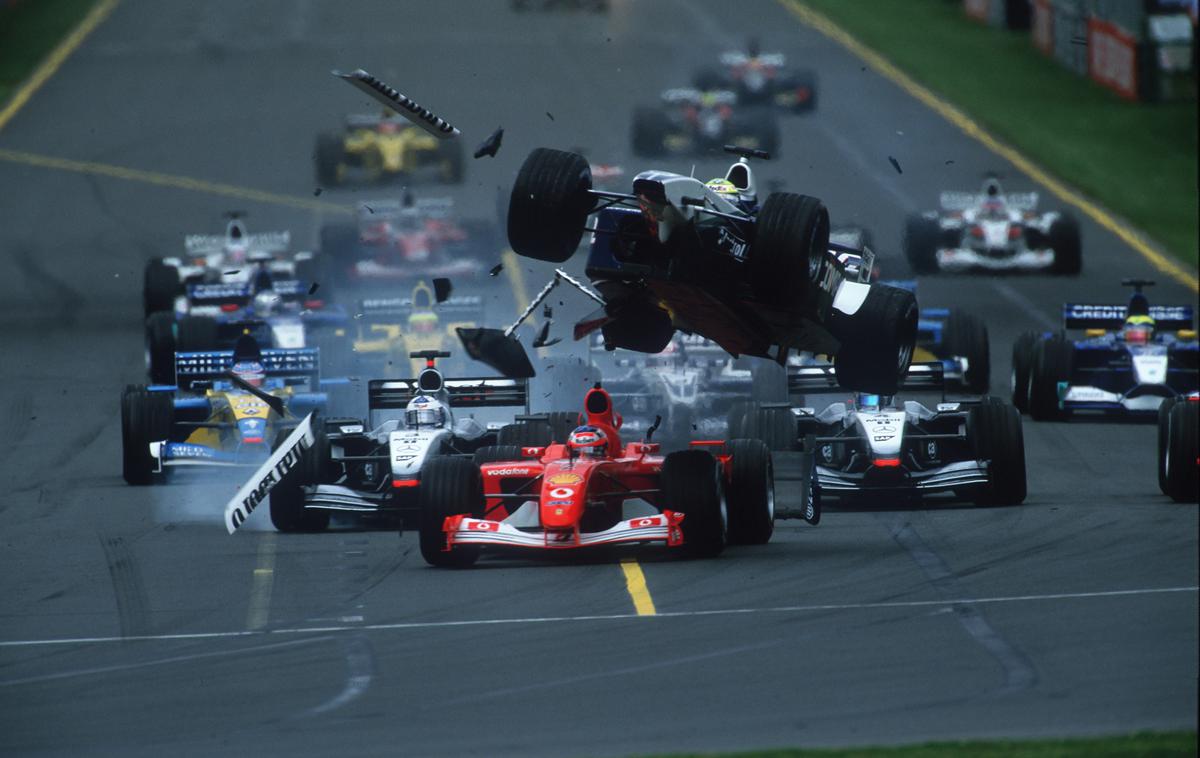 Melbourne 2002 štart Rubens Barrichello Ralf Schumacher | Ralf Schumacher je pred prvim zavojem VN Avstralije 2002 poletel prek dirkalnika Rubensa Barrichella. | Foto Guliver Image