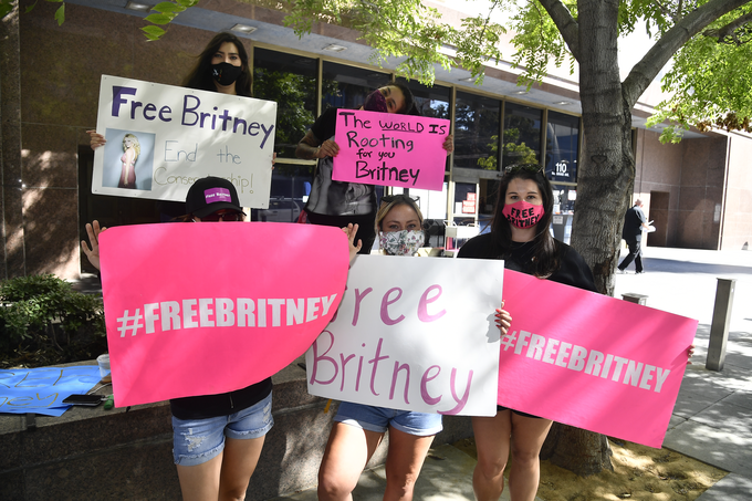 Britneyjini podporniki pred zadnjim zaslišanjem na sodišču, kjer so urejali njeno skbrništvo. | Foto: Getty Images