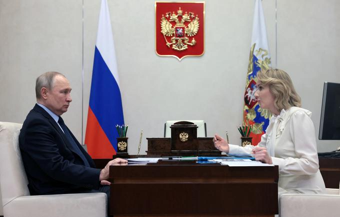 Vladimir Putin in komisarka za otrokove pravice v uradu predsednika Ruske federacije Marija Lvova-Belova.  | Foto: Reuters
