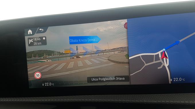 Tako navigacija vozniku napotke pokaže kar na realni sliki s kamere. | Foto: Gregor Pavšič