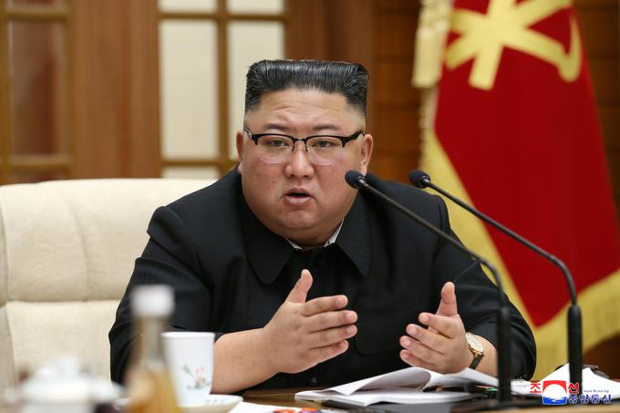 Severnokorejski voditelj Kim Džong Un se je odločil za začasno prekinitev trgovine s Kitajsko. | Foto: Reuters