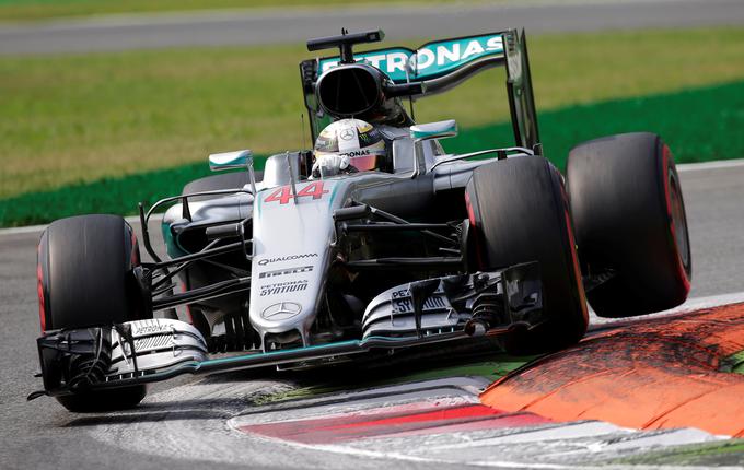 Mercedes-Benz je s svojima voznikoma Lewisom Hamiltonon in Nicom Rosbergom trenutno kralj formule ena. Bodo čez dve leti raje izdelali električno formulo? | Foto: Reuters