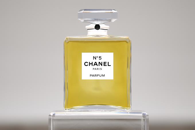 Za Chanel 5 poznavalec parfumov Rihard Knafelj pravi, da je najboljši in njemu najljubši vonj. "Spremlja ga neverjetna zgodba o Coco Chanel, ki je bila največja boemka in hedonistka 20. stoletja. (...) Coco je rekla, da ženska ne sme dišati po šopku, temveč po ženski. In to jim je tudi dala. (...) Na vseh mogočih blogih in modnih revijah je Chanel 5 iz leta v leto še vedno izglasovan kot najbolj seksi ženski parfum." | Foto: Reuters
