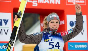 Norvežanka odpihnila konkurenco, Ema Klinec med deseterico