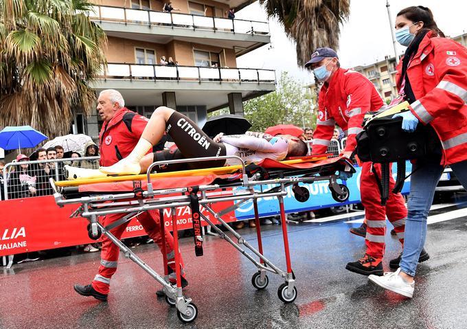 Andrea Vendrame (AG2R Citroën Team), ki je padel tik pred ciljem, so s prizorišča odnesli na nosilih.  | Foto: Reuters