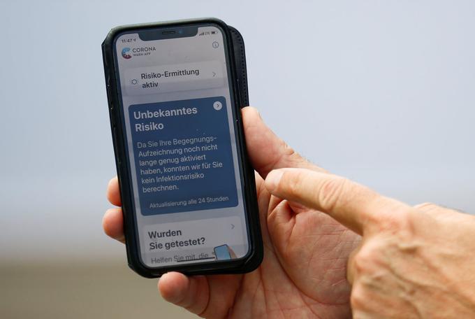 Nemčija je svojo aplikacijo za sledenje stikom izdala v ponedeljek. V prvih 24 urah jo je na svoje pametne telefone preneslo 6,5 milijona ljudi.  | Foto: Reuters