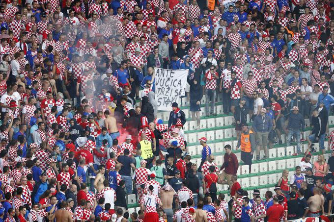 Hrvaški navijači, ki so v petek poskrbeli za prekinitev, se borijo proti zdajšnjemu vodstvu hrvaške zveze. | Foto: Reuters