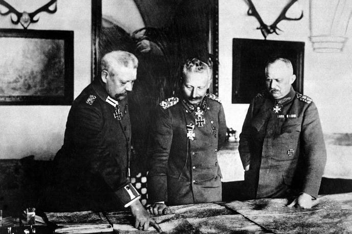 Nemški cesar Viljem II., feldmaršal Paul von Hindenburg in general Erich Ludendorff | Nemški cesar Viljem II. (na sredini), feldmaršal Paul von Hindenburg (levo) in general Erich Ludendorff na zemljevidu preučujejo položaj na fronti med prvo svetovno vojno. | Foto Wikimedia Commons