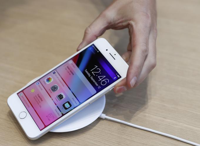 Apple bo ob novih pametnih telefonih prodajal tudi različno zmogljive polnilne naprave za brezžično polnjenje iPhonov.  | Foto: Apple