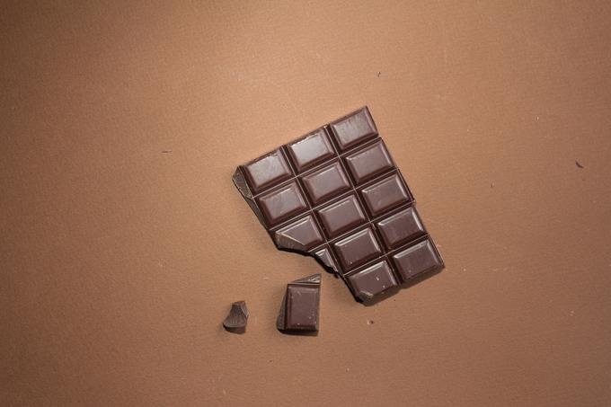 Svojima otrokoma je svoje zdravstveno stanje orisala z rebri čokolade. "Recimo, da ima čokolada deset rebrc, ki simbolizirajo enote energije. Pred izgorelostjo sem jedla kilogramsko čokolado, sem jima razložila, pa še kupovala čokolado "na kredit". Danes imam na voljo le zelo majhno čokoladico. Ključno je, da sta z mojimi zablodami spoznala, da je količina čokolade omejena, da obstajajo meje. Eno rebro čokolade na primer za službo, dve za prijatelje, tri za družino …" | Foto: Thinkstock