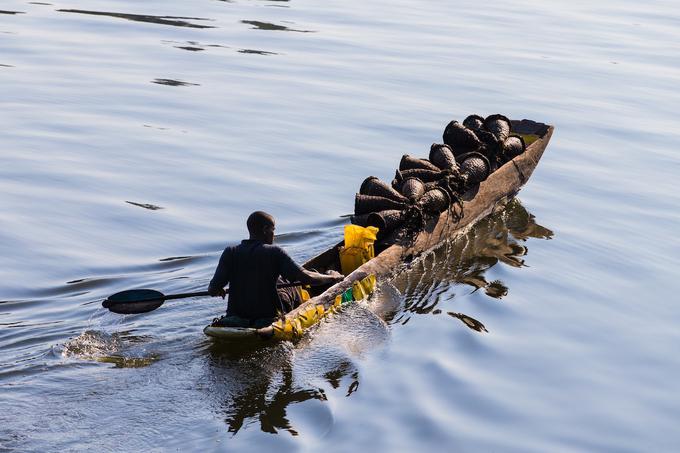 Drevak s košarami za rakce, specialiteto iz jezera Bunyonyi v Ugandi | Foto: Marcus Westberg