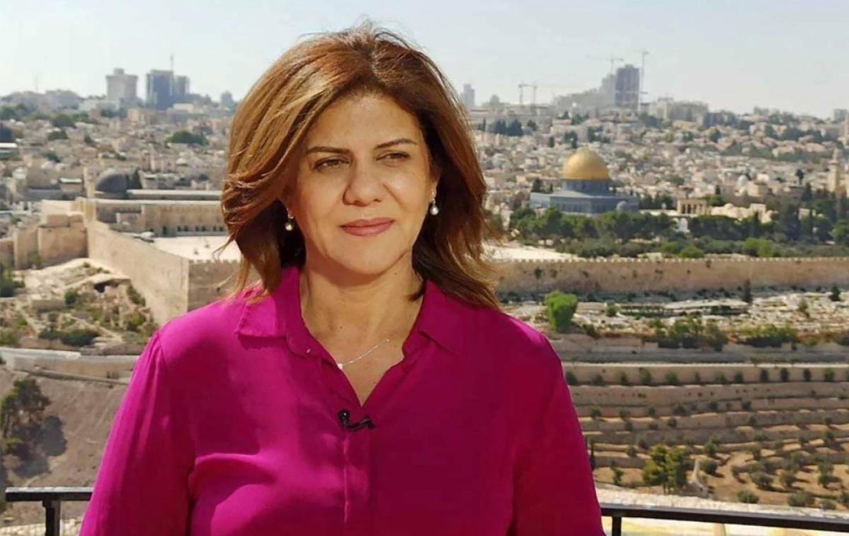 shireen abu akleh | 51-letna novinarka je bila ubita med poročanjem s prizorišča racije izraelske vojske v palestinskem begunskem taborišču Dženin na območju zasedenega Zahodnega brega. | Foto AFP PHOTO / Al-Jazeera / Profimedia