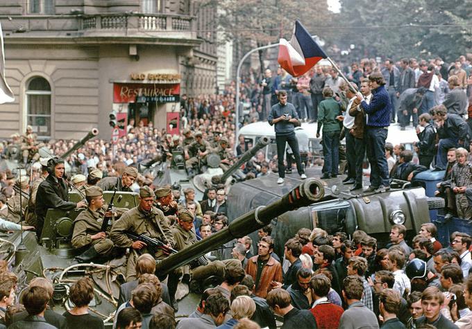 Avgusta 1968 so vojske večine članic Varšavskega pakta na čelu z Rdečo armado vdrle na Češkoslovaške in zadušile praško pomlad. Na fotografiji: sovjetski tanki in prebivalci Prage, ki protestirajo proti invaziji na Češkoslovaško. Aprila 1969 je Dubčka na čelu češkoslovaške partije zamenjal protireformni Gustav Husak. Začelo se je obdobje t. i. normalizacije (čistke v partiji,  znova centraliziran nadzor nad gospodarstvom, vnovična avtoritarna oblast partije, tesni stiki s socialističnimi državami ...), ki je trajalo do žametne revolucije leta 1989.  | Foto: Reuters