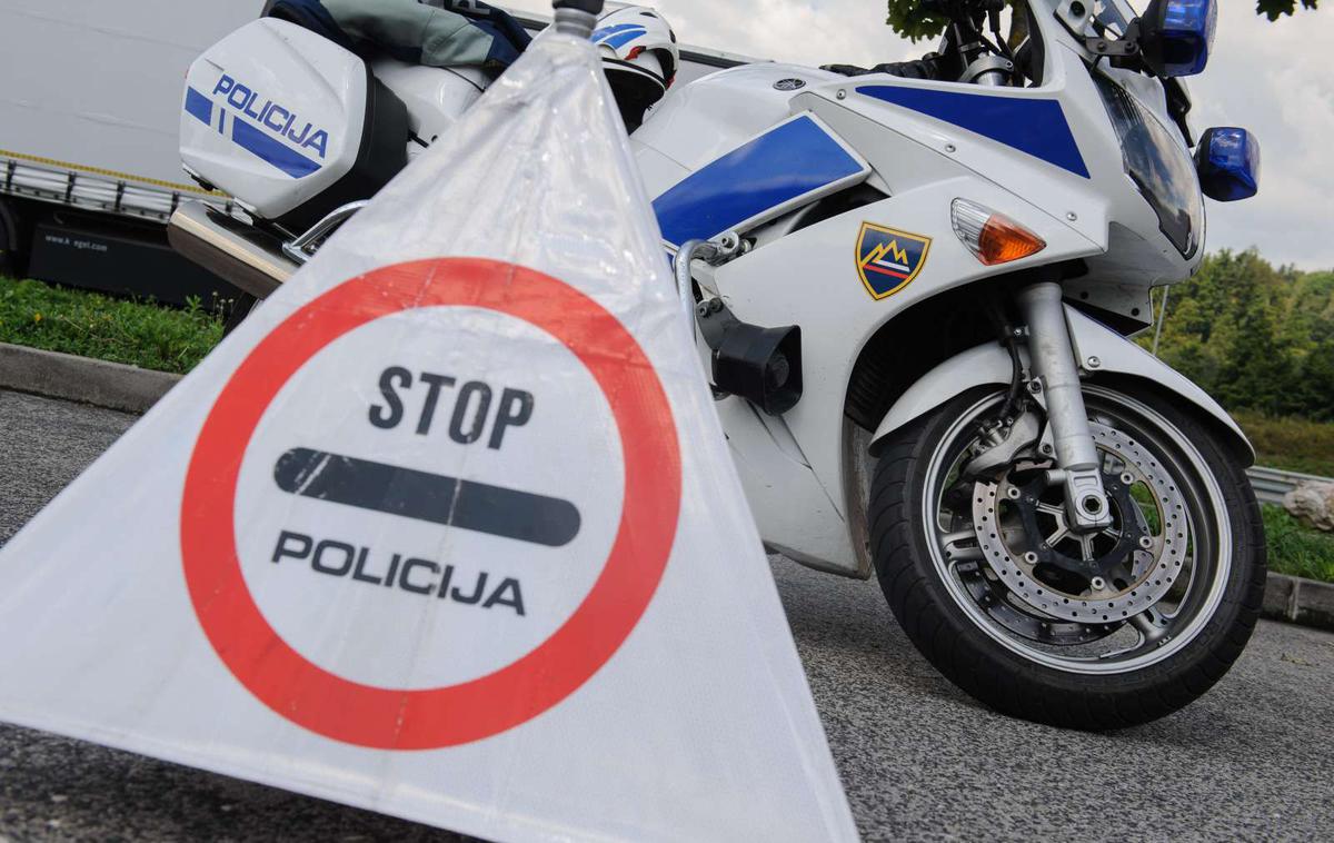 slovenska policija | Vozilo je po prevračanju obstalo na kolovozni poti ob potoku Klavžarica, prevrnjeno na levi bok.  | Foto STA