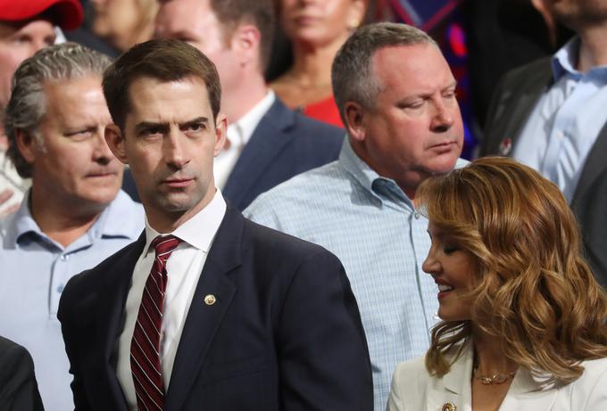 Cotton se je leta 2014 poročil z odvetnico Anno Peckham, s katero ima dva otroka. Na fotografiji: Cotton in njegova žena na Trumpovem lanskem shodu v Minneapolisu. | Foto: Reuters