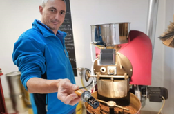 To je italijanski mikropražar iz Logatca, ki je službo s kravato zamenjal za praženje kave