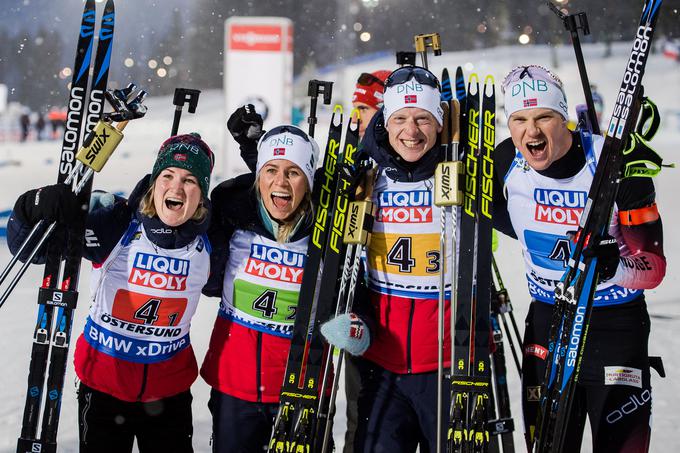 Zmagala je norveška štafeta v postavi Marte Olsbu Roeiseland, Tiril Eckhoff, Johannes Thingnes Boe in Vetle Sjaastad Christiansen. | Foto: Reuters
