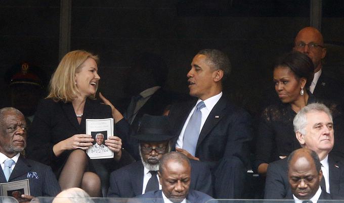 Na pogrebu Nelsona Mandele decembra 2013 je bila zelo razigrana in je več kot očitno očarala ameriškega predsednika Baracka Obamo, kar pa ni bilo všeč njegovi ženi Michelle. "Tudi politiki smo ljudje, ki se radi zabavamo, ko se srečamo," je po dogodku dejala Thorning-Schmidtova. | Foto: Reuters