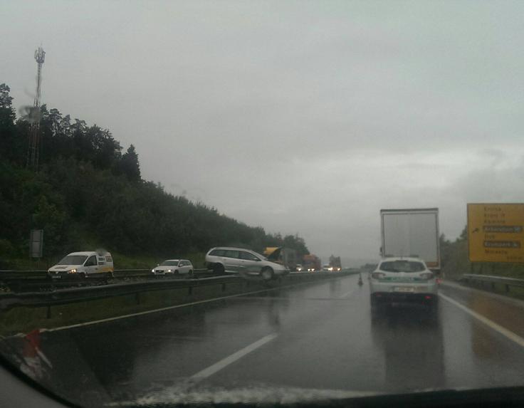 ceste, nesreča, avtocesta Razlog za zaprtje obeh prehitevalnih pasov na štajerki. | Foto: Facebook/Sabina Padežnik