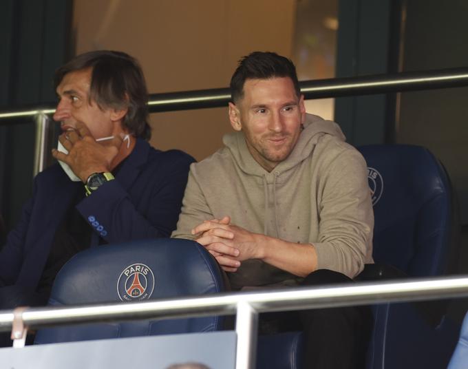 Nasmejani Lionel Messi je spremljal dvoboj s častne tribune. | Foto: Reuters