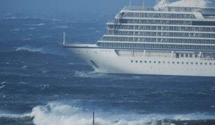 Križarka Viking Sky priplula do pristanišča: bili so le minute oddaljeni od katastrofe #video #foto