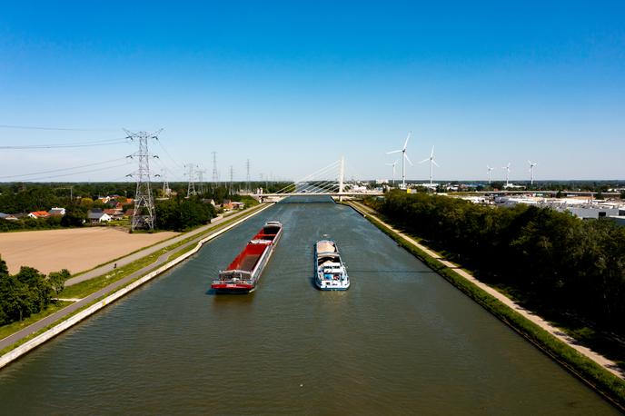 Albert Canal | Po velikem in širokem Albertovem kanalu, ki povezuje Liege in pristaniško mesto Antwerp na severu države, plujejo tudi večje rečne ladje. | Foto Shutterstock