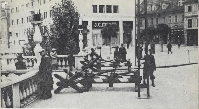 Španski jezdeci pri Tromostovju med letoma 1942 in 1943.
 | Foto: www.kamra.si