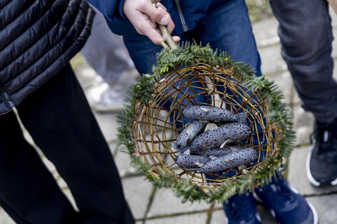 "Za ribiško mrežo sem se odločil, ker gremo včasih z bratoma lovit ribe, sta tudi v ribiškem zboru," je dejal Juš Atelšek.  | Foto: Ana Kovač