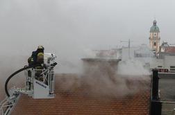 V požaru sredi Maribora uničeni mansarda in streha