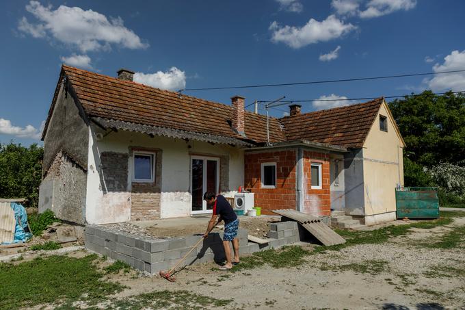 Eden od kupcev, ki se je že lotil obnove svojega novega doma | Foto: Reuters