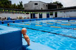 Otrok po utapljanju v bazenu v Ljubljani v smrtni nevarnosti
