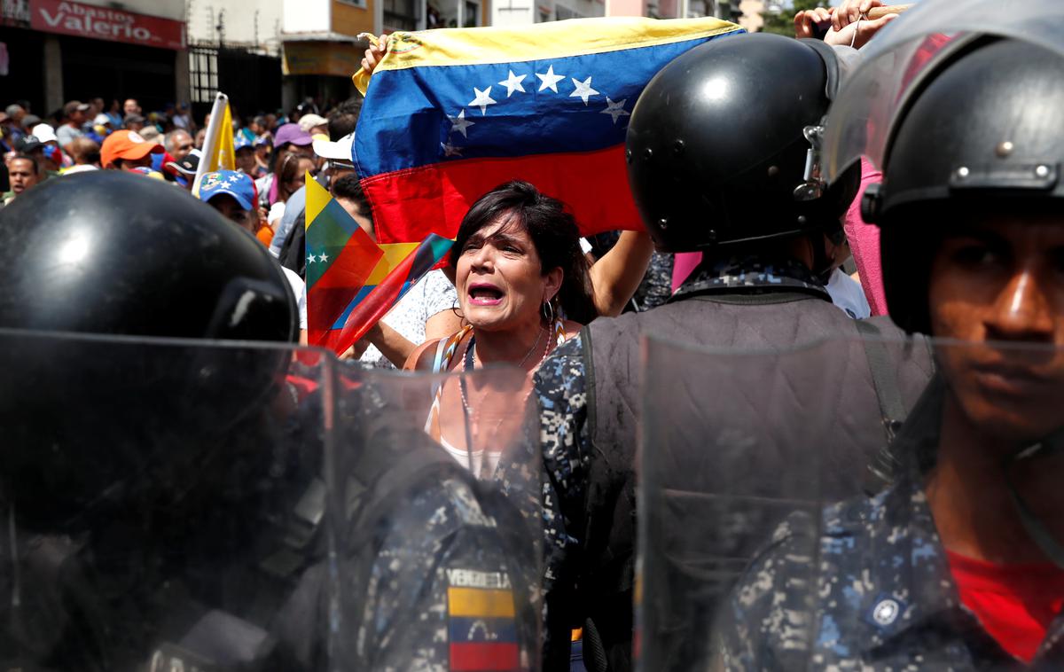 Protesti v Venezueli | Po poročanju medijev so policisti proti demonstrantom uporabili tudi solzivec. | Foto Reuters