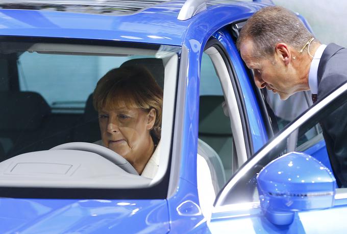 Herbert Diess, predsednik znamke Volkswagen, razkazuje notranjost vozila nemški kanclerki Angeli Merkel. | Foto: Reuters