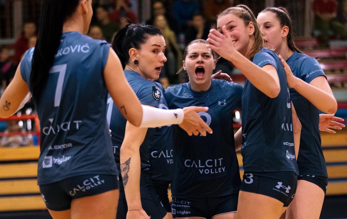 Calcit Volley | Kamničanke v tej sezoni državnega prvenstva še ne poznajo poraza, danes so s 3:0 premagale druge Mariborčanke. | Foto Klemen Brumec