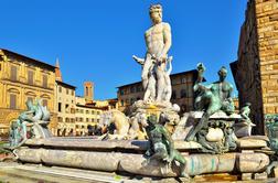Turist poškodoval slavno fontano v Firencah, posnele so ga kamere #video
