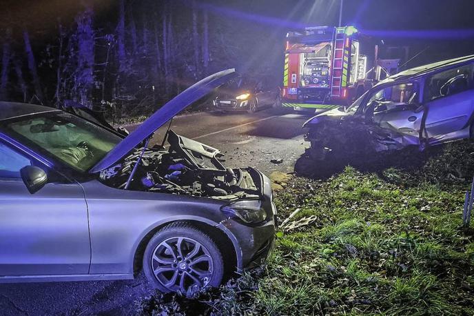 nesreča, Domžale | Voznik, ki je povzročil nesrečo, je odšel neznano kam, a ga je kmalu na kraj dogodka pripeljal občan.  | Foto CZR Domžale