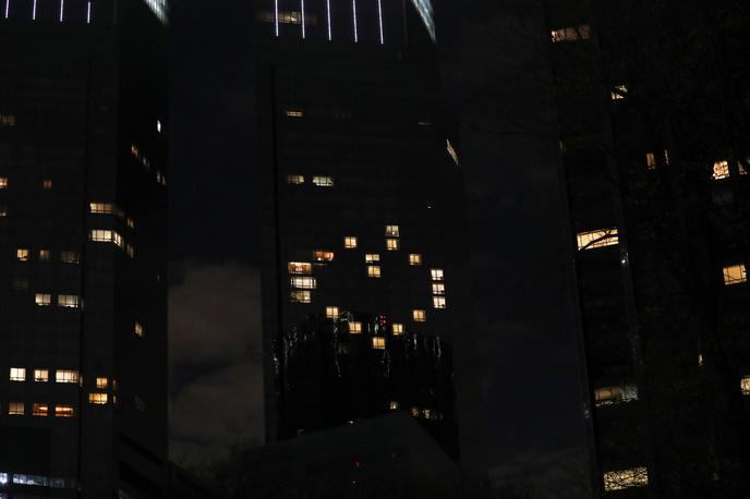New York Koronakriza | Na zgradbi Time Warner Center v Manhattnu so v obdobju pandemije novega koronavirusa prižgali luči v obliki srca. | Foto Reuters