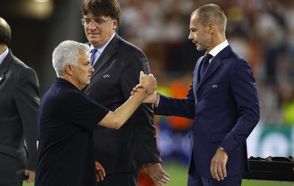Jose Mourinho | Tako je predsednik Uefe Aleksander Čeferin čestital Joseju Mourinhu po porazu v finalu evropske lige v Budimpešti. | Foto Reuters