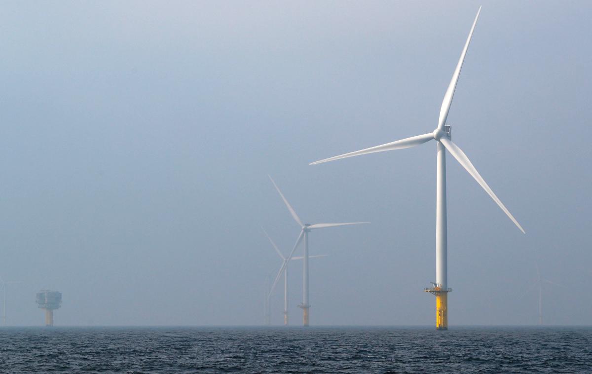 Vetrna elektrarna, vetrnica, turbina | Britansko združenje električnih energetikov je ocenilo, da je bilo leto 2020 rekordno na področju obnovljivih virov energije. "Leto 2020 je bilo najbolj zeleno v zgodovini britanskega električnega sistema, opazen je bil padec izpustov toplogrednih plinov," so sporočili. | Foto Reuters