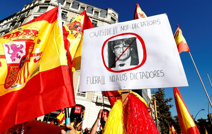 Na ulicah Barcelone se je v nedeljo zbralo na tisoče protestnikov, ki nasprotujejo neodvisnosti Katalonije. | Foto: Reuters