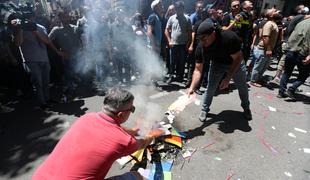 Na protestih proti paradi ponosa v Gruziji poškodovanih več deset novinarjev #video