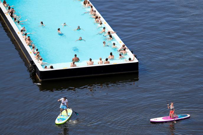 Priložnostni bazen na reki Spree | V priložnostnem bazenu na reki Spree se lahko hladijo prebivalci Berlina. | Foto Reuters
