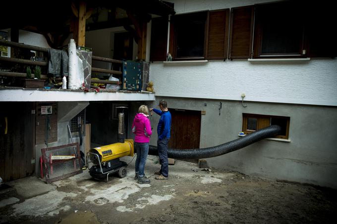 V zadnjem trenutku so jo rešili skozi kletno okno. Mitja Meglič opisuje, kako so izvedli reševanje. | Foto: Ana Kovač