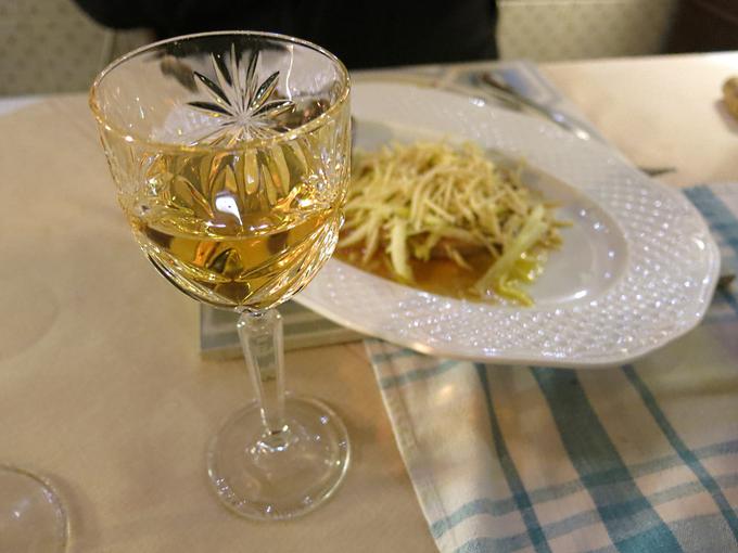 Ob gosjih jetrih z jabolkom in hrenom postrežejo kozarec ramandola, sladkega furlanskega vina. | Foto: Miha First