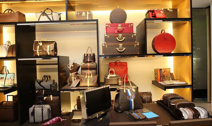 Torbice, torbe in kovčki, ki jih danes ponujajo v 460 butikih Louis Vuitton v 50 državah. | Foto: Getty Images