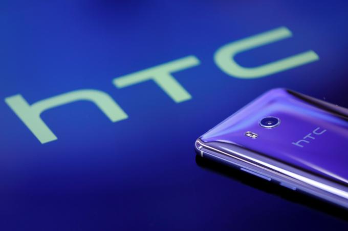 Pametni telefon U11 (na fotografiji) je letošnji paradni konj podjetja HTC. Kliknite, da izveste več.  | Foto: Reuters