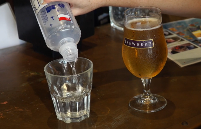 Kljub nenavadnim sestavinam je pivo večini gostov všeč. | Foto: Posnetek zaslona/Reuters
