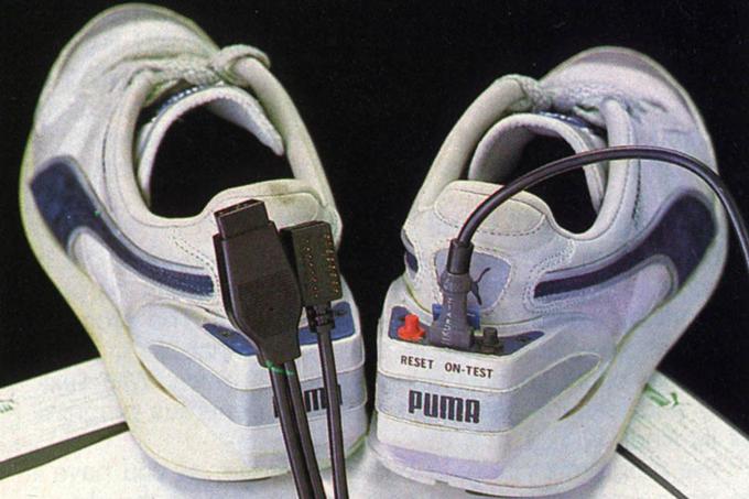 Da je bilo v osemdesetih letih prejšnjega stoletja še prezgodaj za mešanje tehnologije in osebne športne opreme, je podobno kot Adidas spoznala tudi Puma, ki je leta 1985 predstavila tekaške copate Puma RS, prve, ki jih je bilo mogoče s kablom priklopiti na računalnik Commodore 64 ali Apple IIe.  |  Foto: Puma | Foto: 